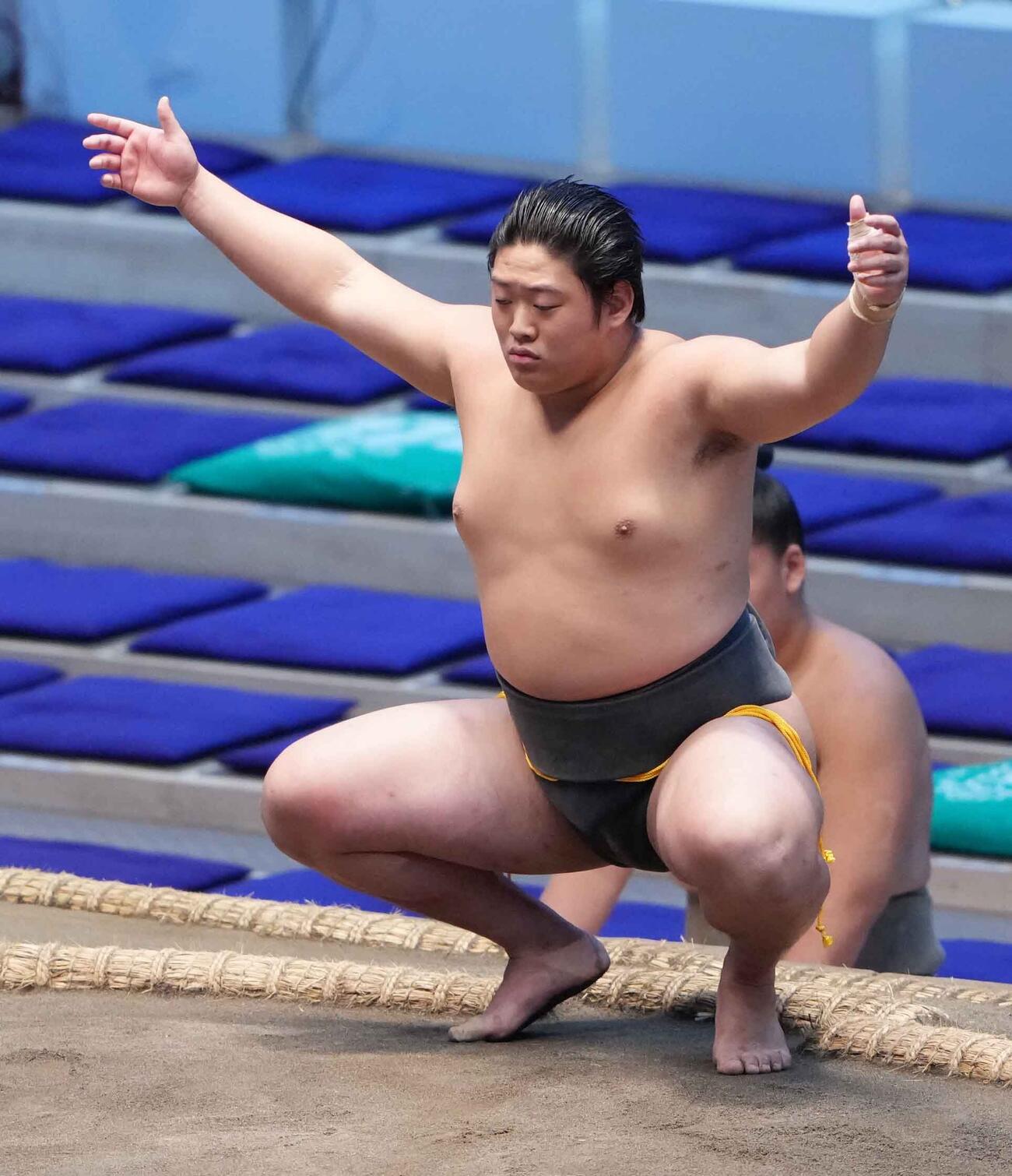 塵手水（ちりちょうず）を切る垣添（撮影・小沢裕）