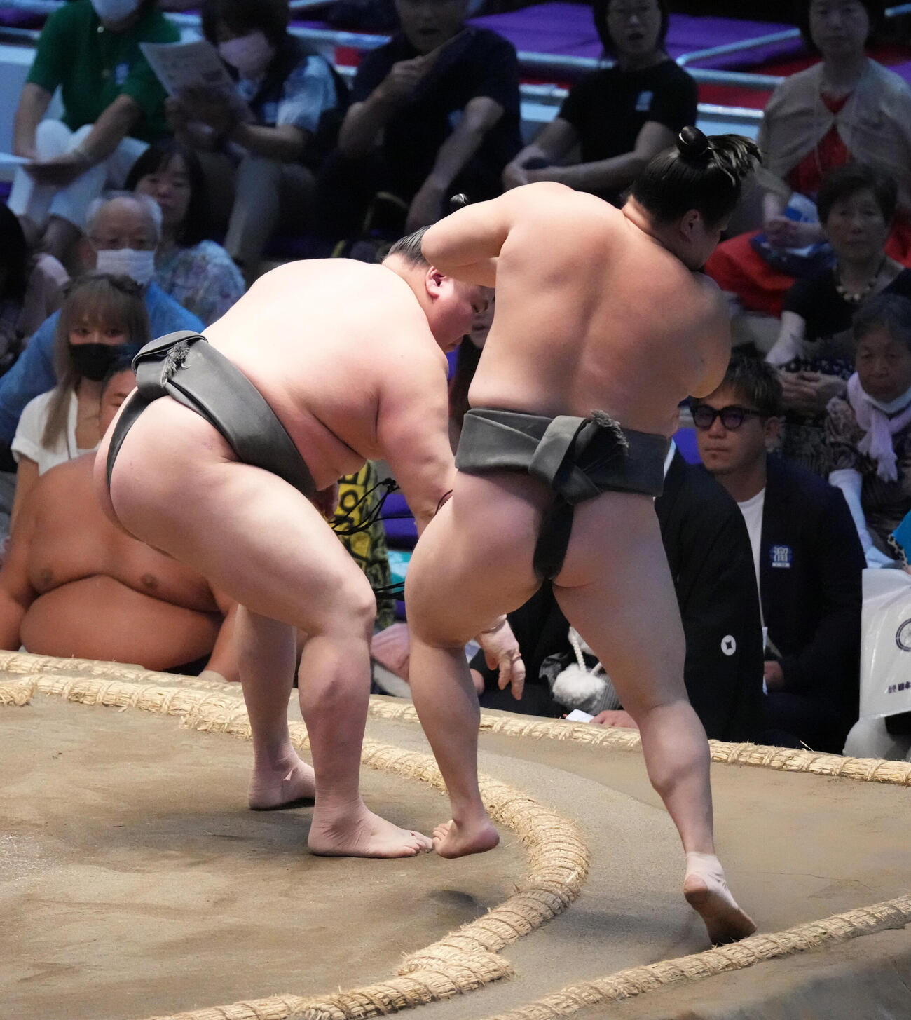 旭富士（左）は栃幸大を押しだしで破る（撮影・森本幸一）