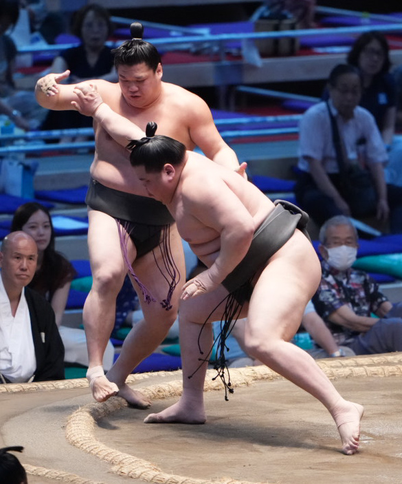 旭富士（右）は栃幸大を押し出しで破る（撮影・小沢裕）