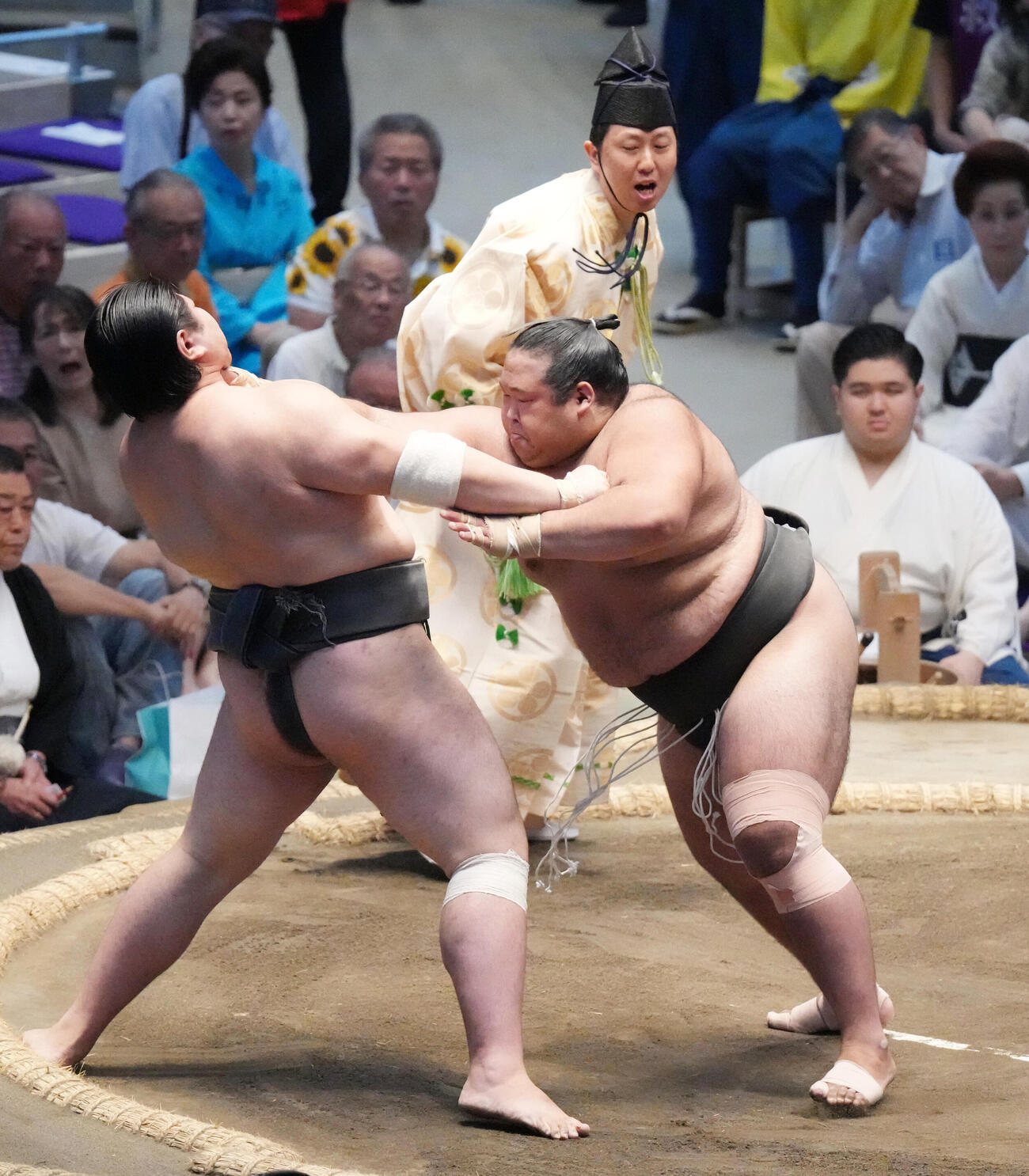 生田目（右）は不動豊を押し出しで破る（撮影・森本幸一）