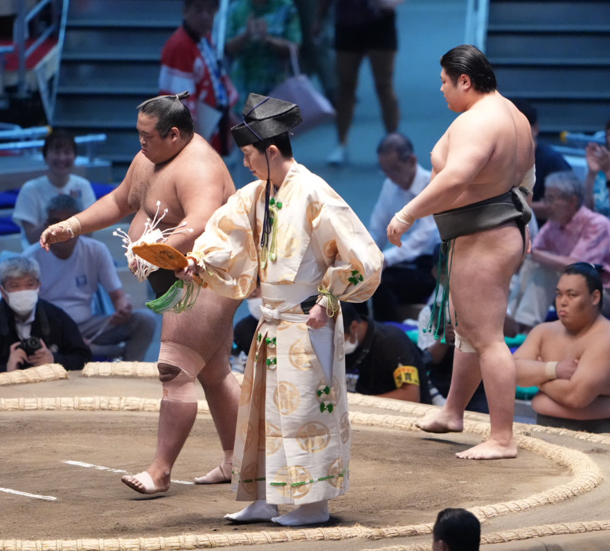 生田目（左）は不動豊を押し出しで下す（撮影・小沢裕）