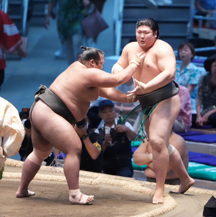 生田目（左）は不動豊を押し出しで下す（撮影・小沢裕）