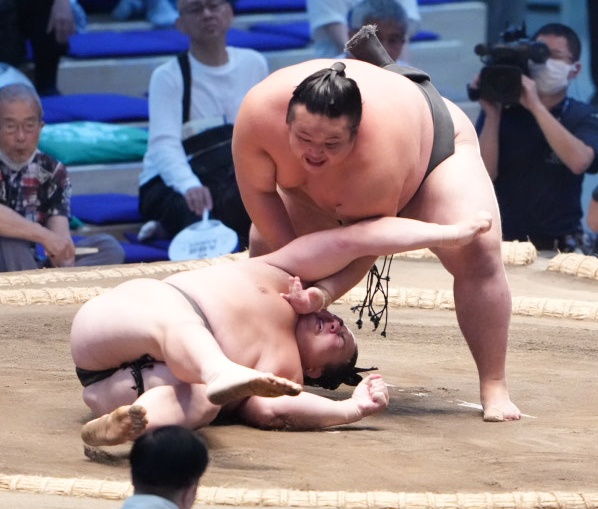 時不動は丹治（下）を肩透かしで破る（撮影・小沢裕）