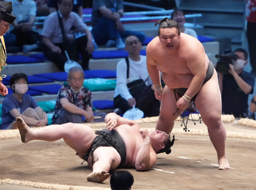 時不動は丹治（下）を肩透かしで破る（撮影・小沢裕）