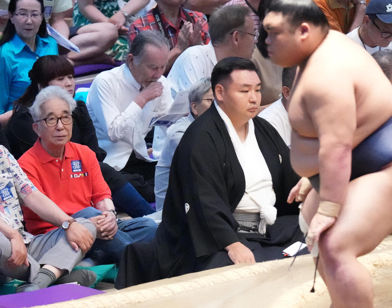 相撲観戦に訪れた大村崑（左）（撮影・森本幸一）