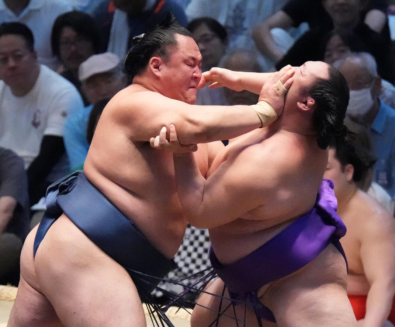 玉鷲（左）は旭海雄を押し倒しで破る（撮影・森本幸一）