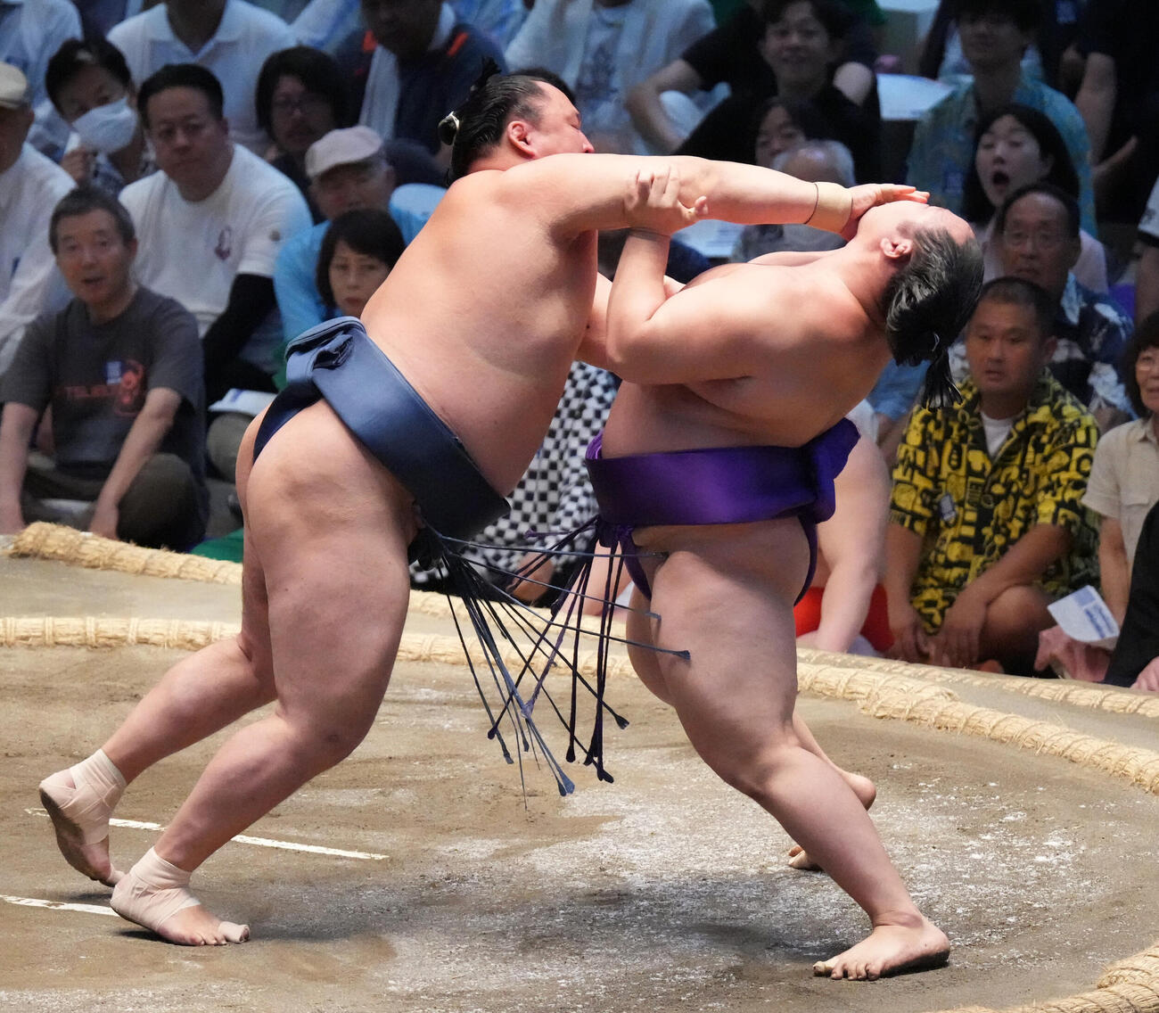 玉鷲（左）は旭海雄を押し倒しで破る（撮影・森本幸一）