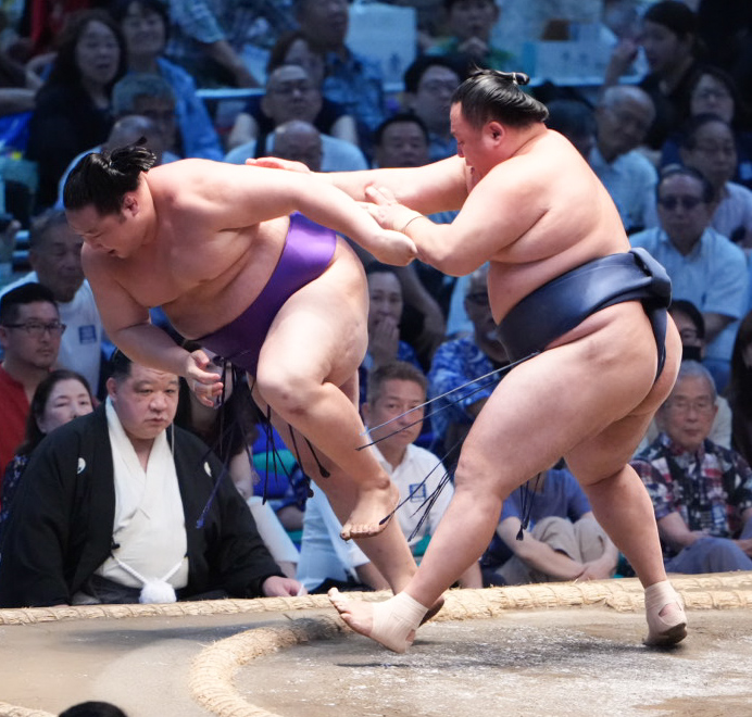 玉鷲は旭海雄（左）を押し倒しで破る（撮影・小沢裕）