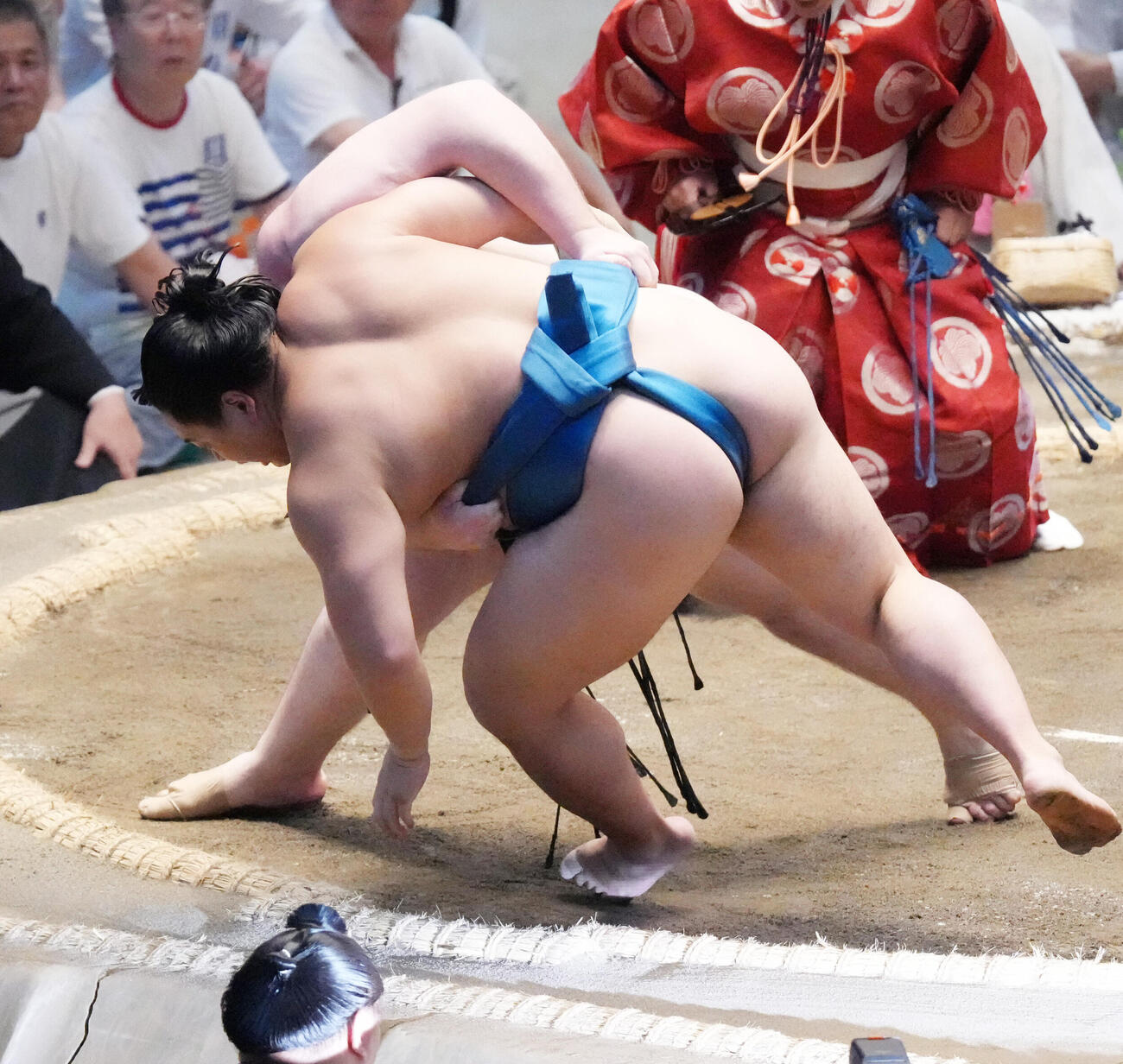 琴栄峰（手前）は獅司の寄り倒しで敗れる（撮影・森本幸一）