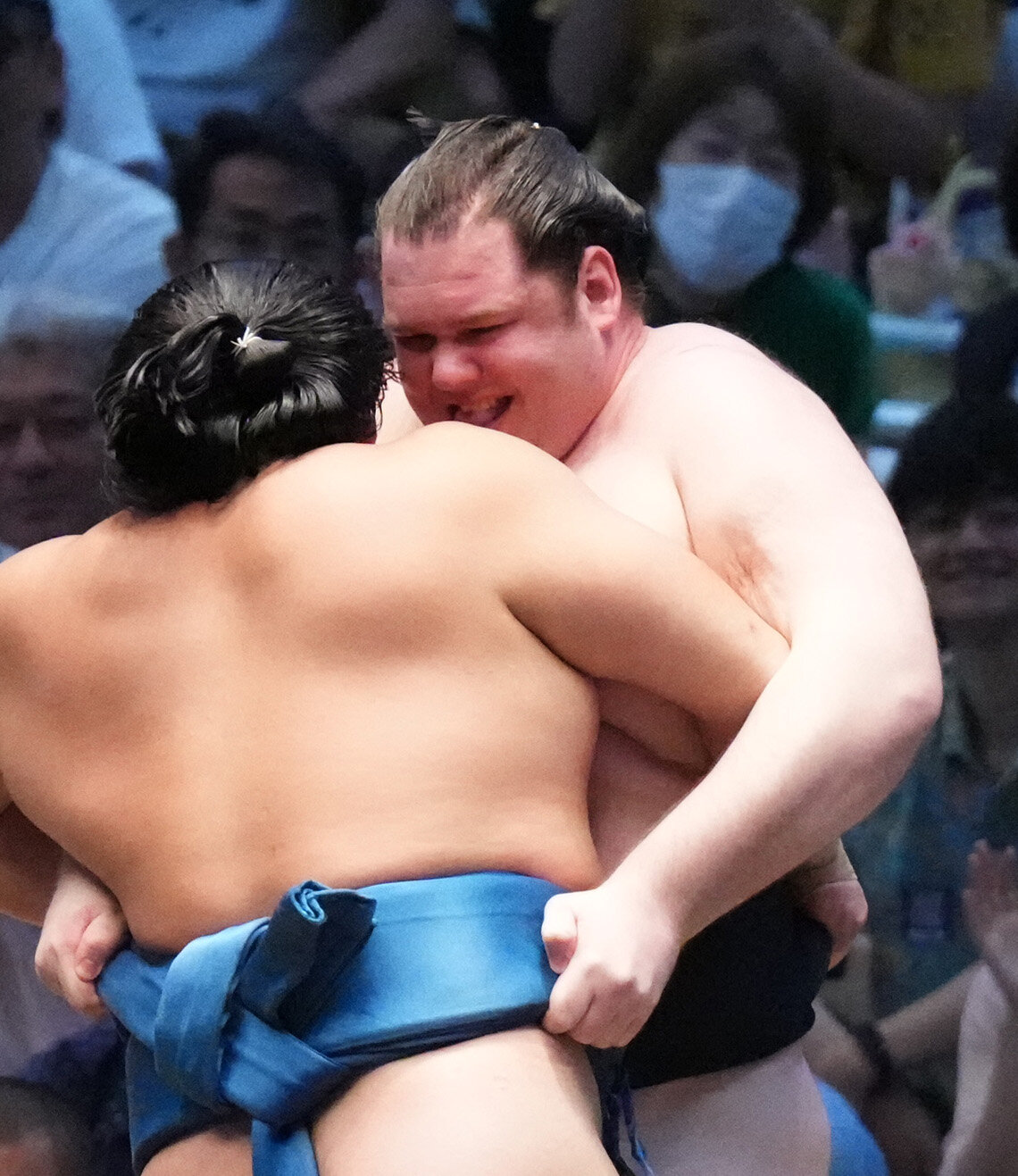 獅司（右）は琴栄峰を攻める（撮影・森本幸一）