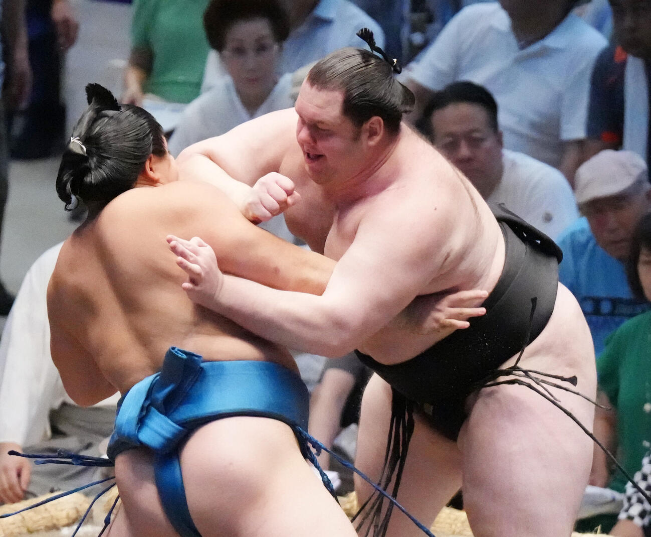 獅司（右）は琴栄峰を攻める（撮影・森本幸一）