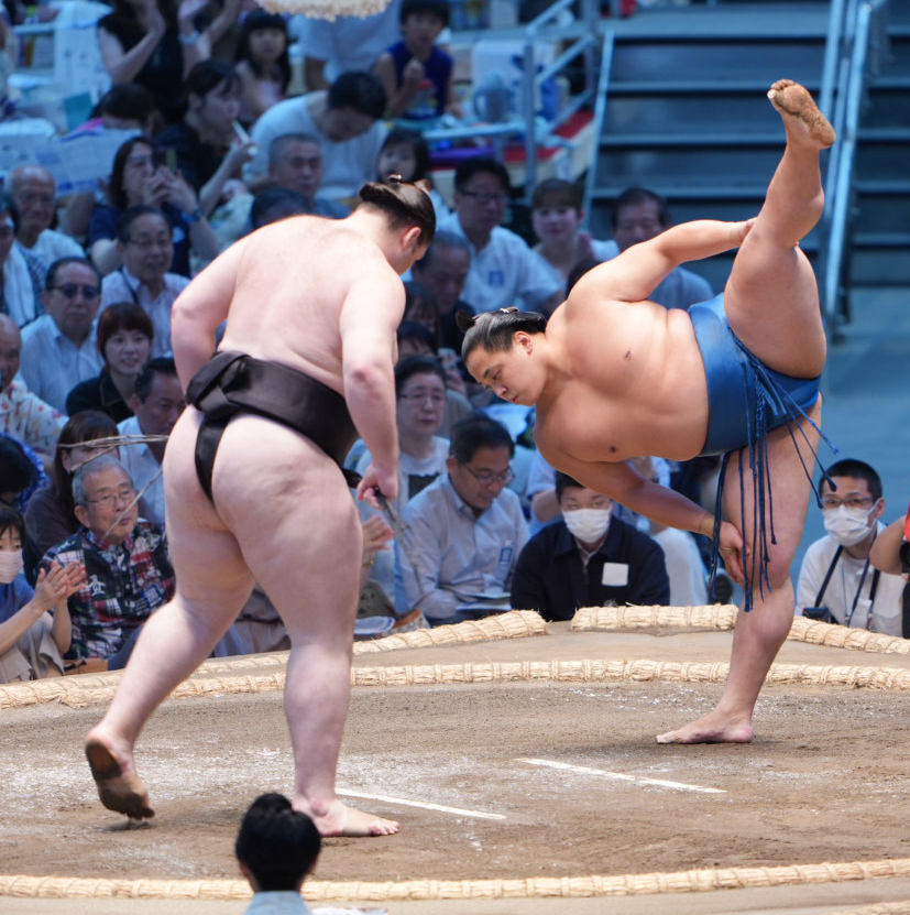 脚を高く上げて四股を踏む琴栄峰。左は獅司（撮影・小沢裕）
