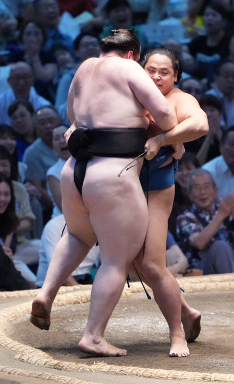獅司（左）を土俵際に攻め込む琴栄峰（撮影・小沢裕）