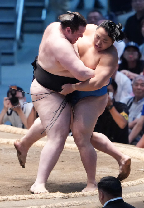 獅司（左）の攻めをこらえる琴栄峰（撮影・小沢裕）