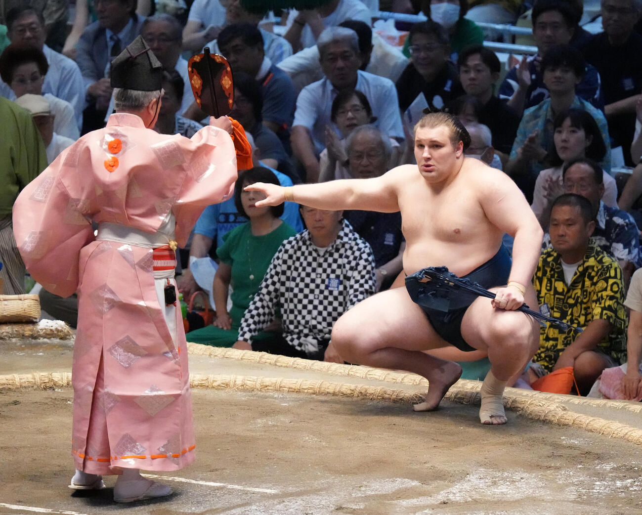 安青錦（右）は豪ノ山を寄り切りで破り勝ち名乗りを受ける（撮影・森本幸一）