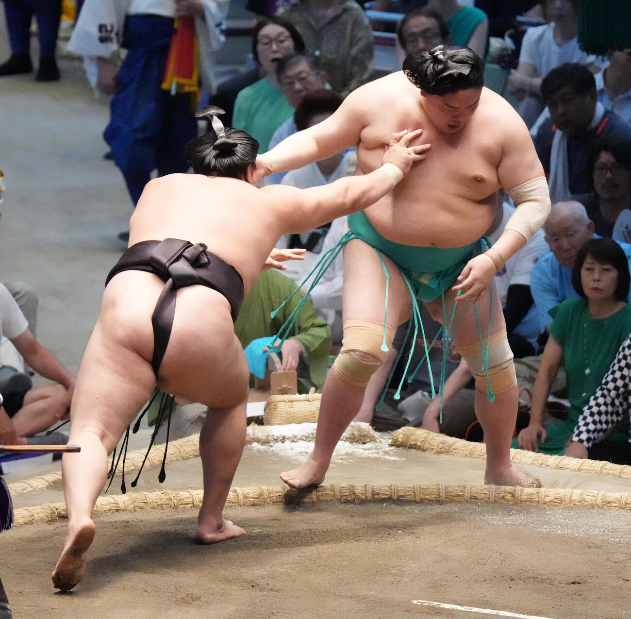 霧島（左）は一山本を押し出しで破る（撮影・森本幸一）