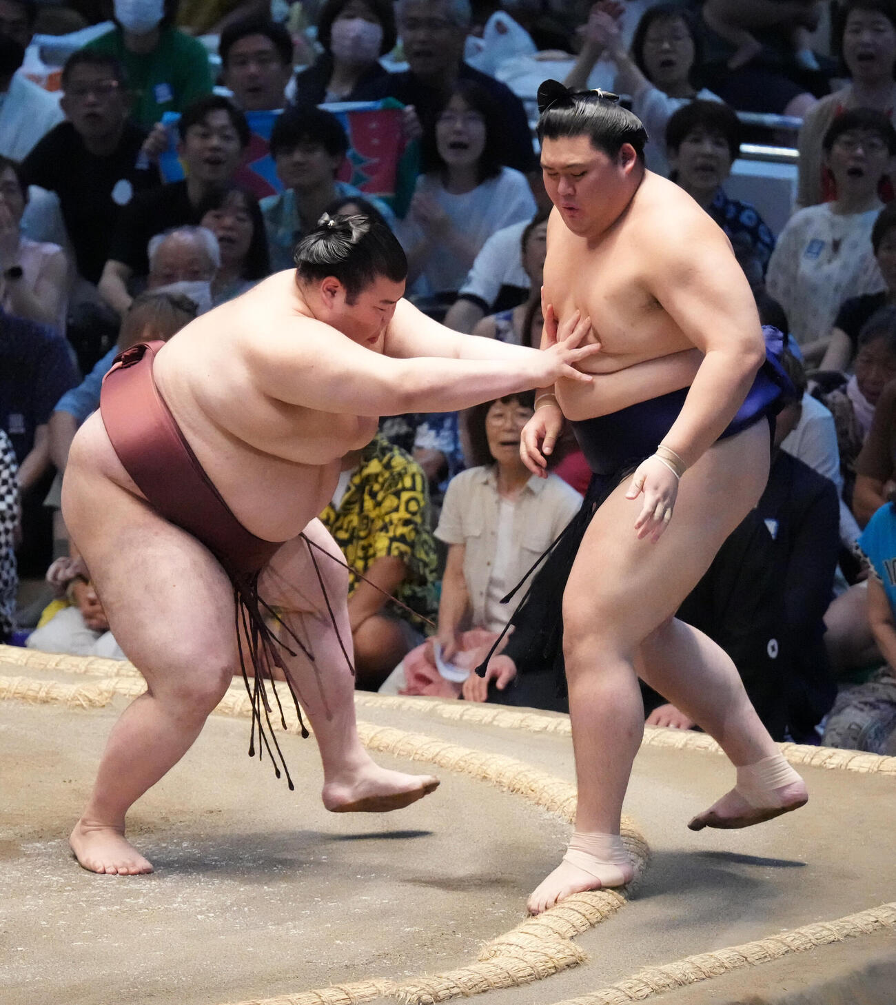 大の里（右）は熱海富士に押し出しで敗れる（撮影・森本幸一）