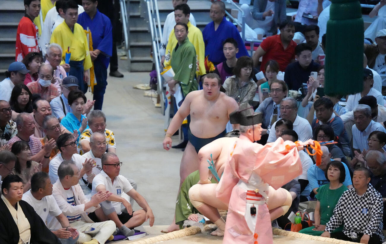 安青錦（中央）は花道を引き揚げる（撮影・森本幸一）