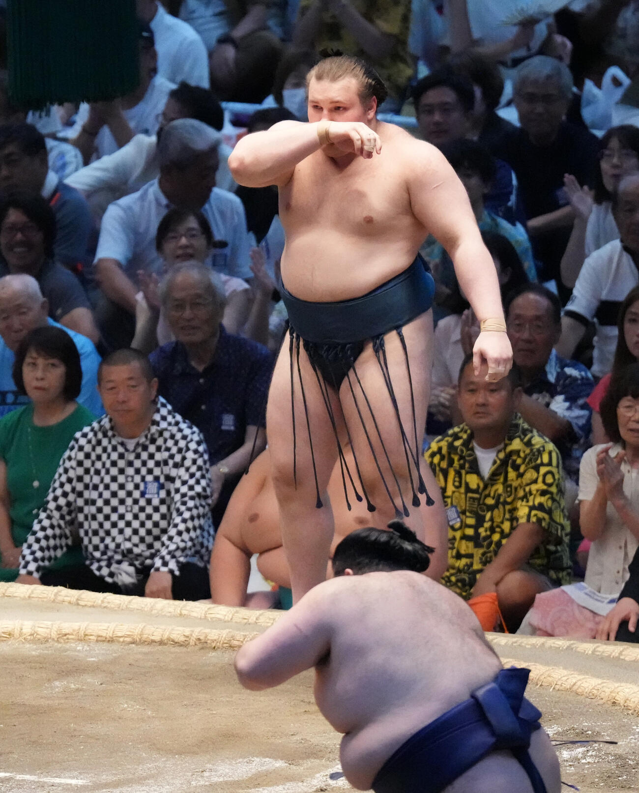 安青錦（奥）は豪ノ山を寄り切りで破る（撮影・森本幸一）