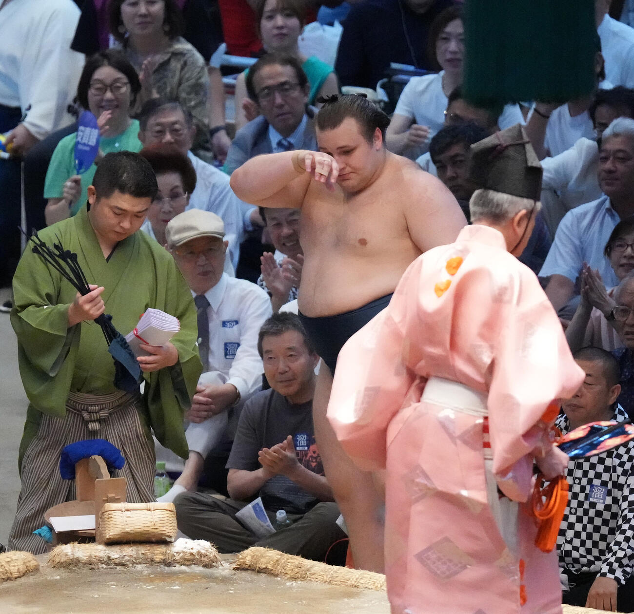 安青錦（中央）は豪ノ山を破り汗を拭う（撮影・森本幸一）
