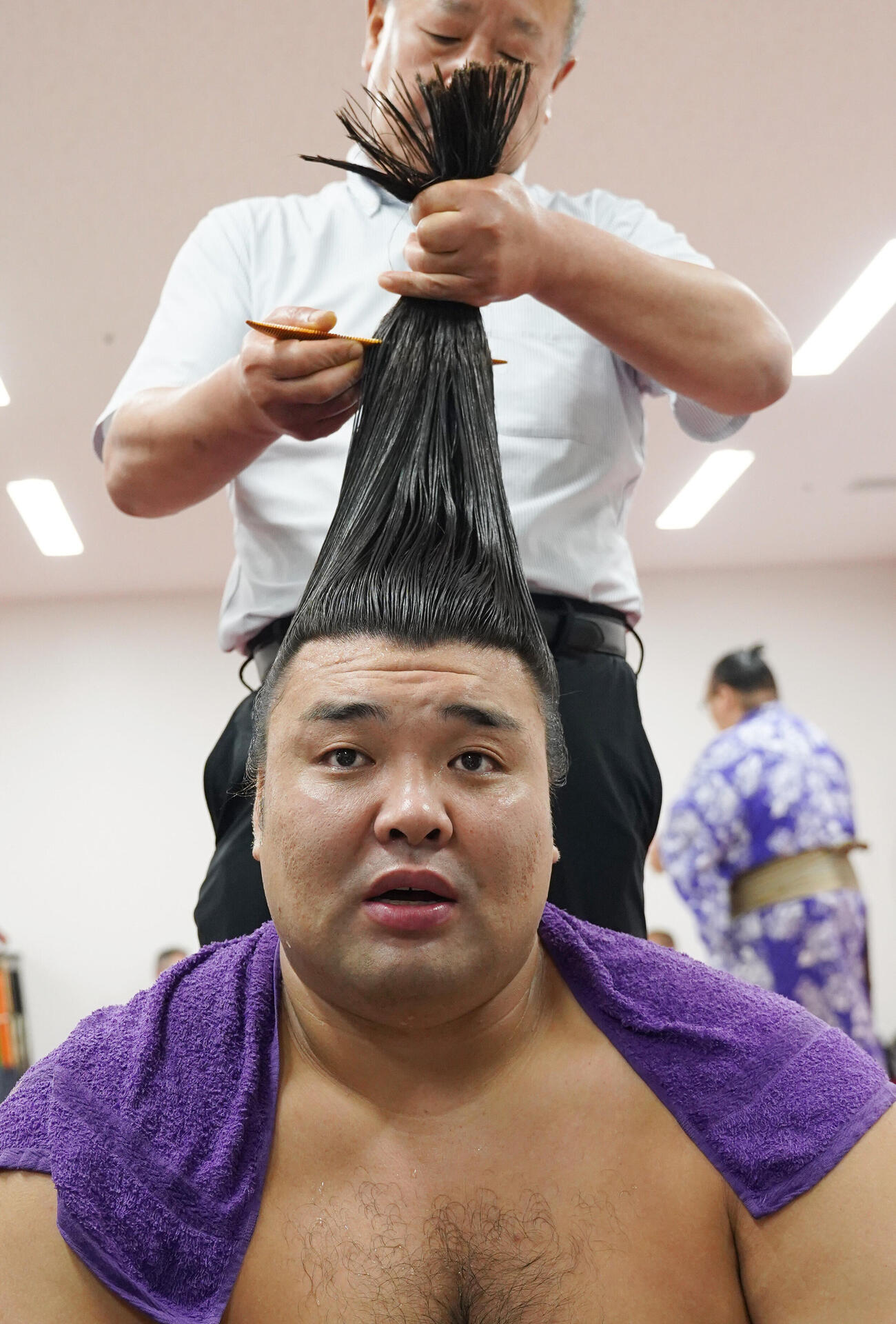 取り組み後の支度部屋で取材に応じる霧島（代表撮影）