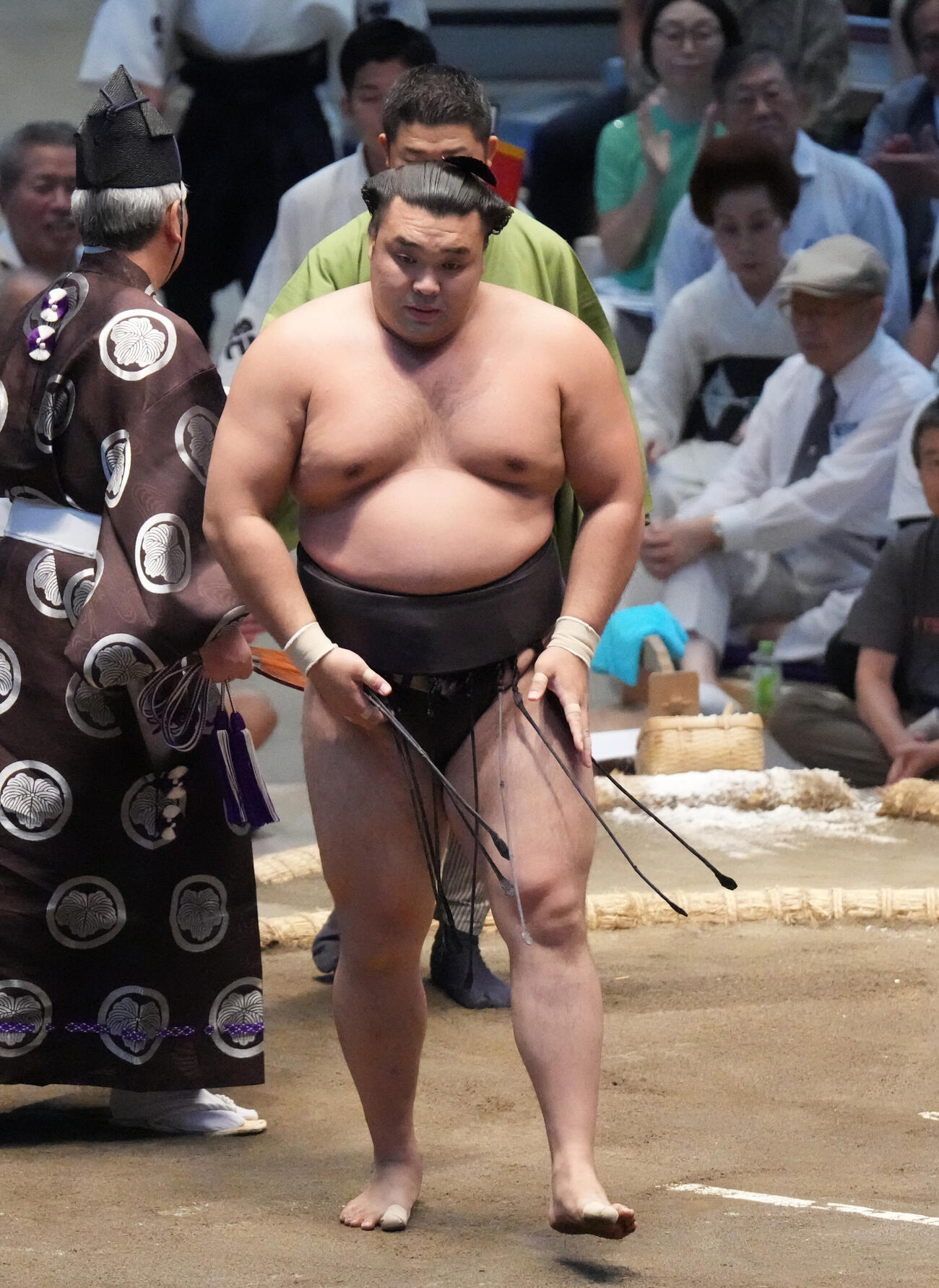 霧島は一山本を押し出しで破る（撮影・森本幸一）