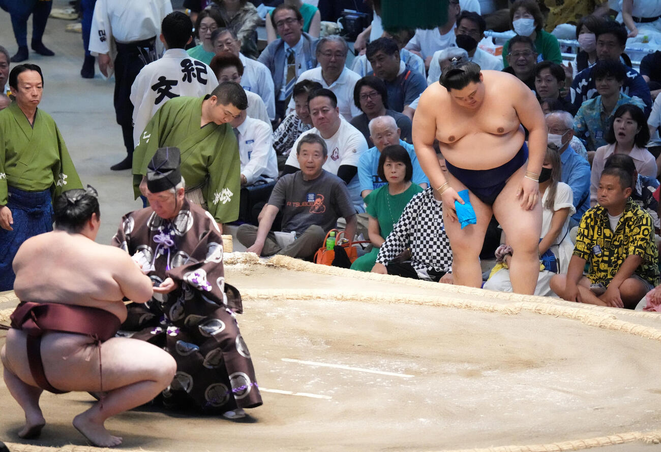 大の里（右）は熱海富士に押し出しで敗れうなだれる（撮影・森本幸一）