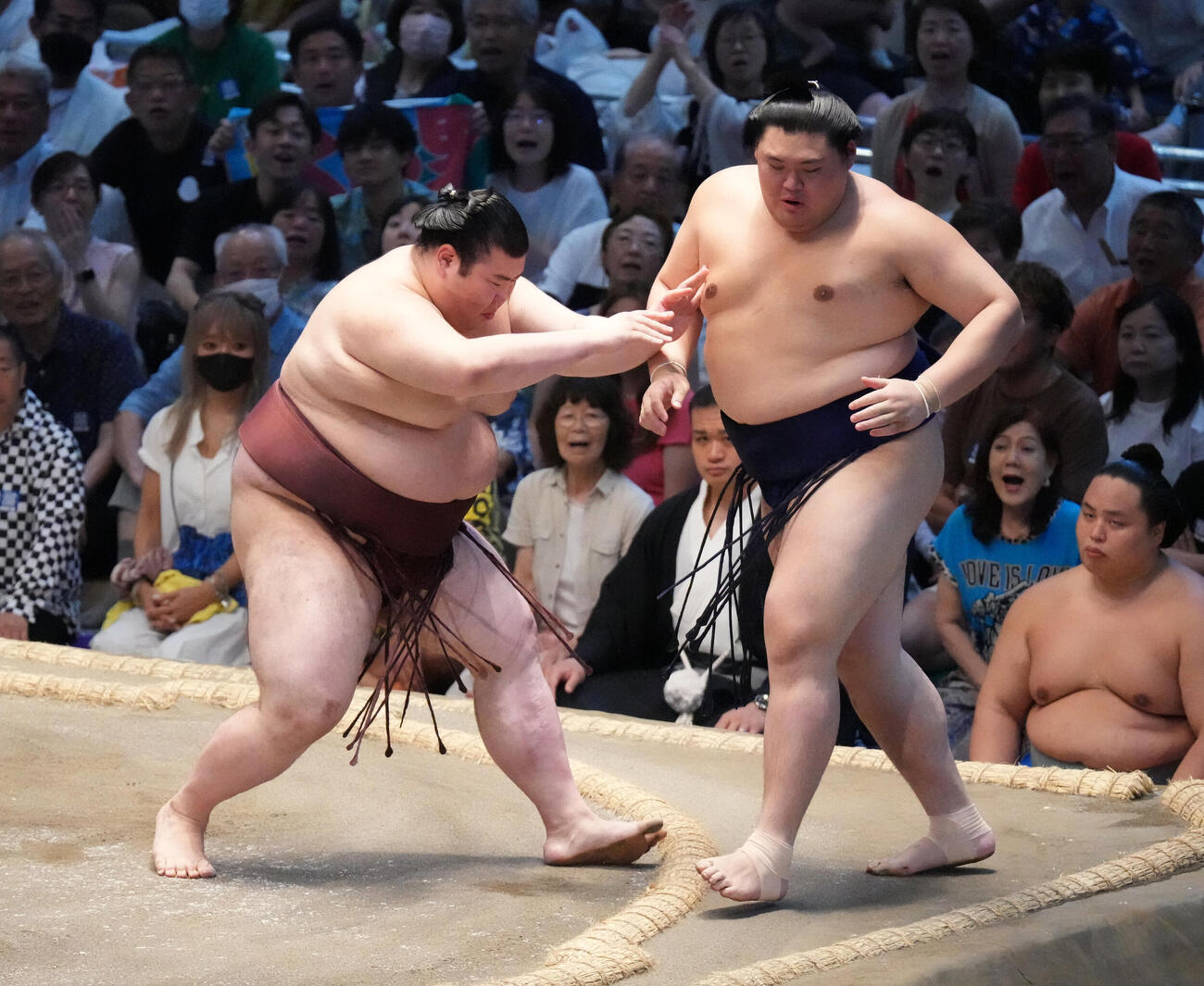 大の里（右）は熱海富士に押し出しで敗れる（撮影・森本幸一）