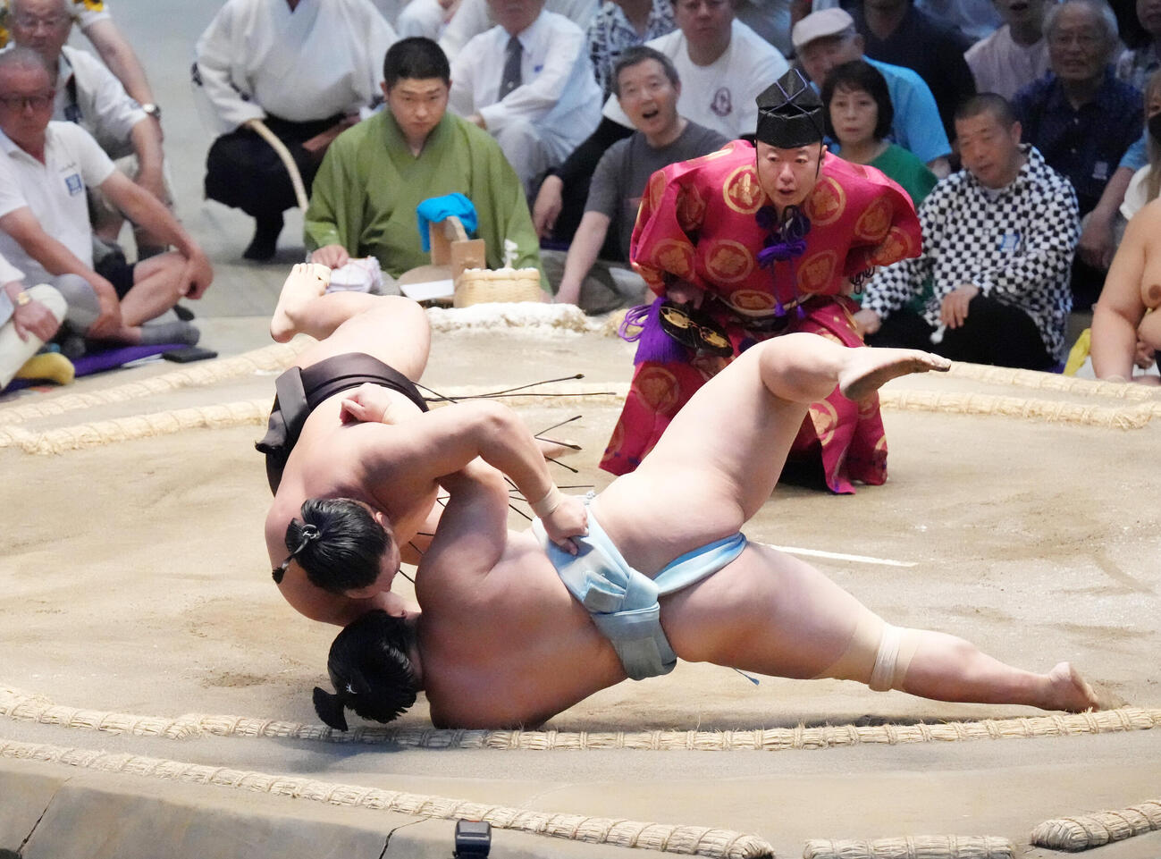 豊昇龍（左）は琴勝峰を上手投げで下す（撮影・森本幸一）