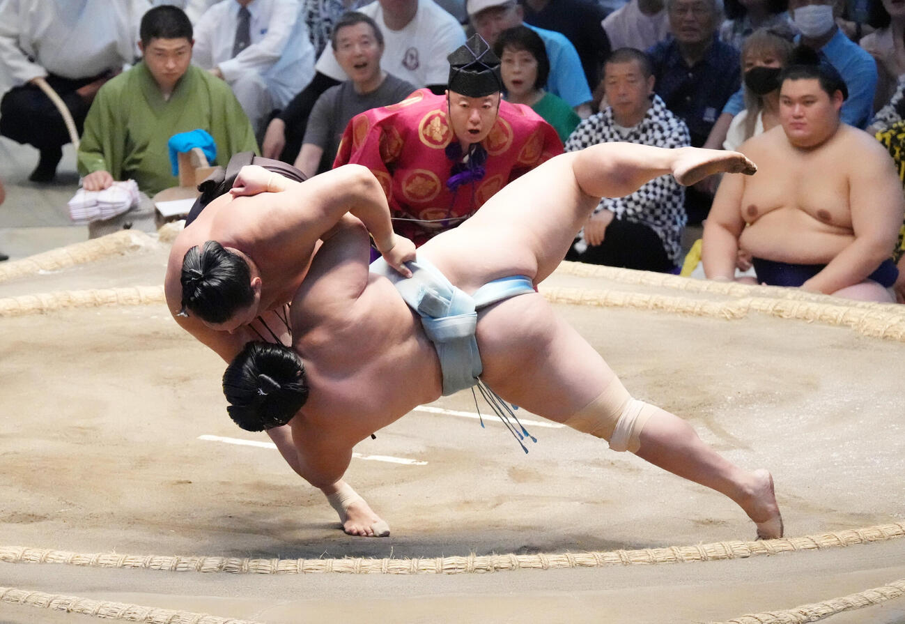 豊昇龍（左）は琴勝峰を上手投げで下す（撮影・森本幸一）