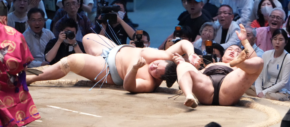 豊昇龍（右）は琴勝峰を上手投げで下す（撮影・小沢裕）