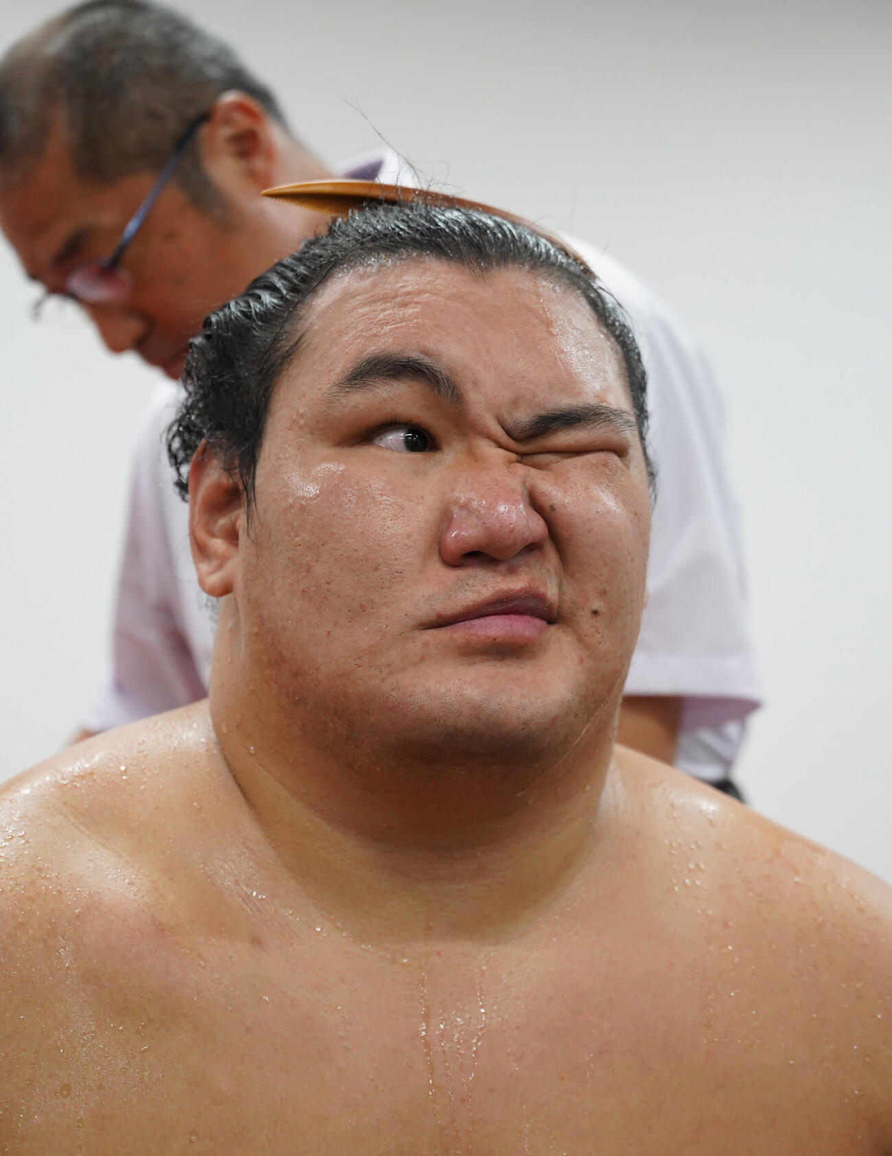取り組み後の支度部屋で取材に応じる豊昇龍（代表撮影）