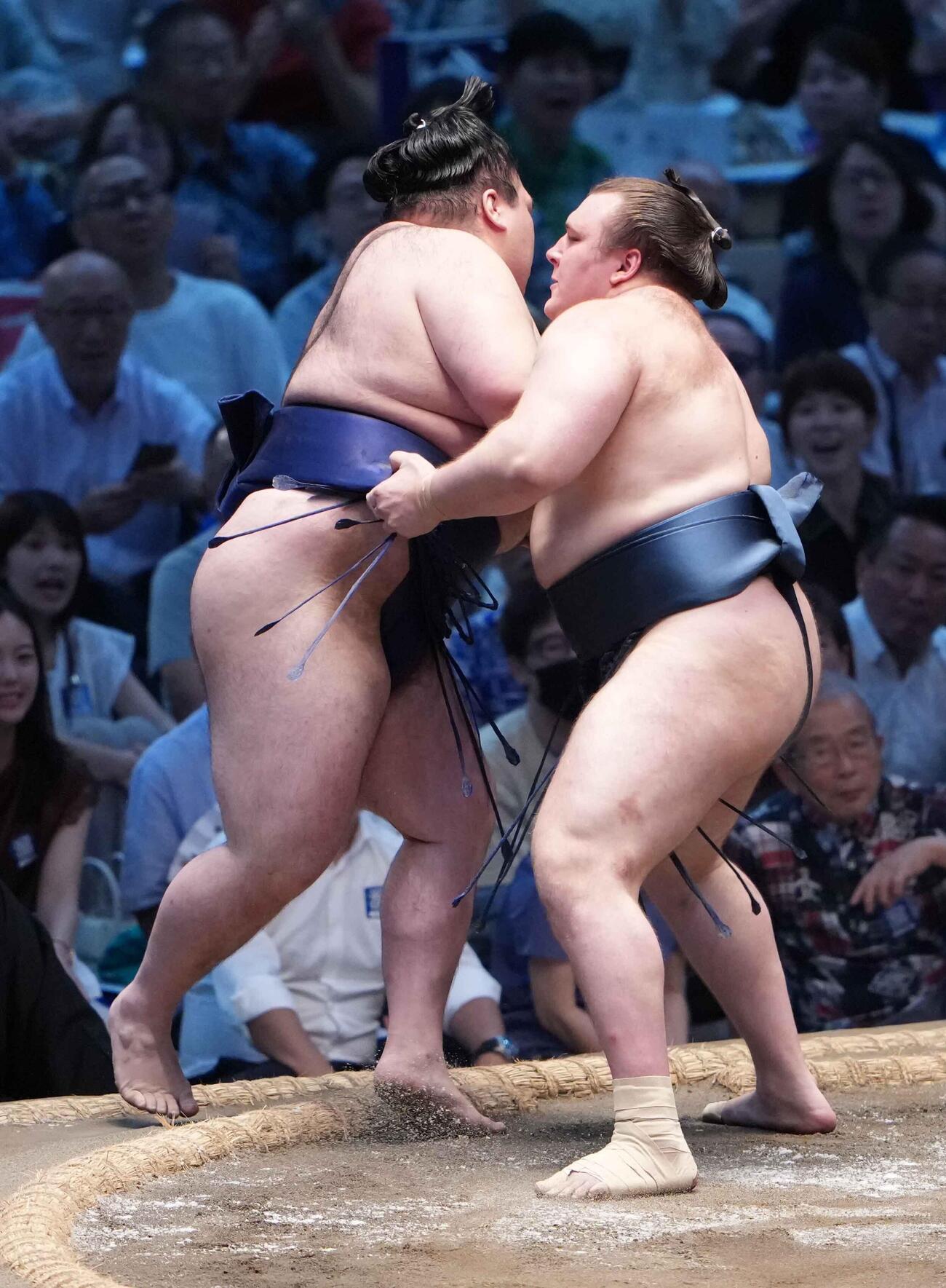 安青錦（右）は豪ノ山を寄り切りで下す（撮影・小沢裕）
