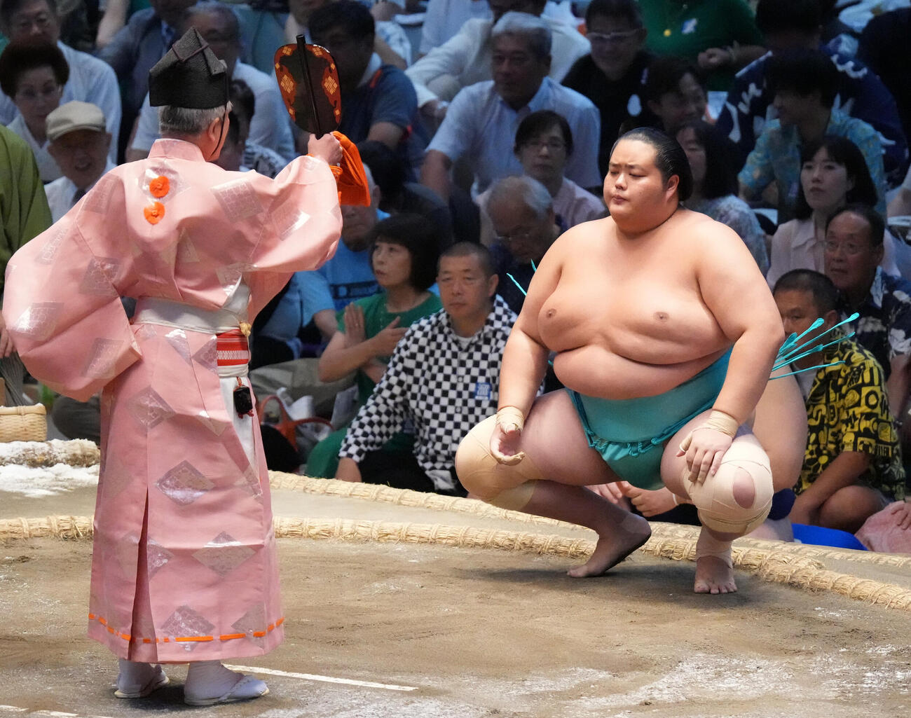 琴櫻（右）は宇良を押し倒しで破り勝ち名乗りを受ける（撮影・森本幸一）