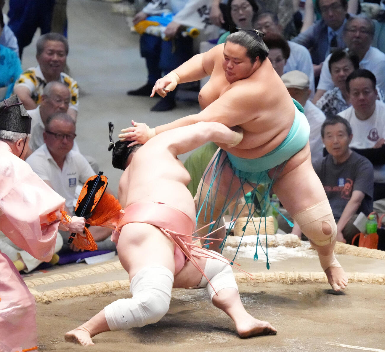 琴櫻（右）は宇良を押し倒しで破る（撮影・森本幸一）