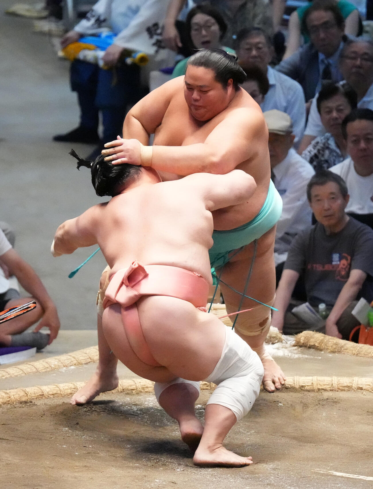 琴櫻（右）は宇良を押し倒しで破る（撮影・森本幸一）