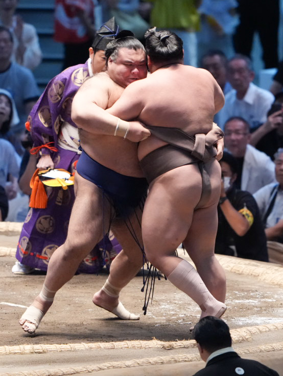 高安（左）は伯乃富士を寄り切りで破る（撮影・小沢裕）