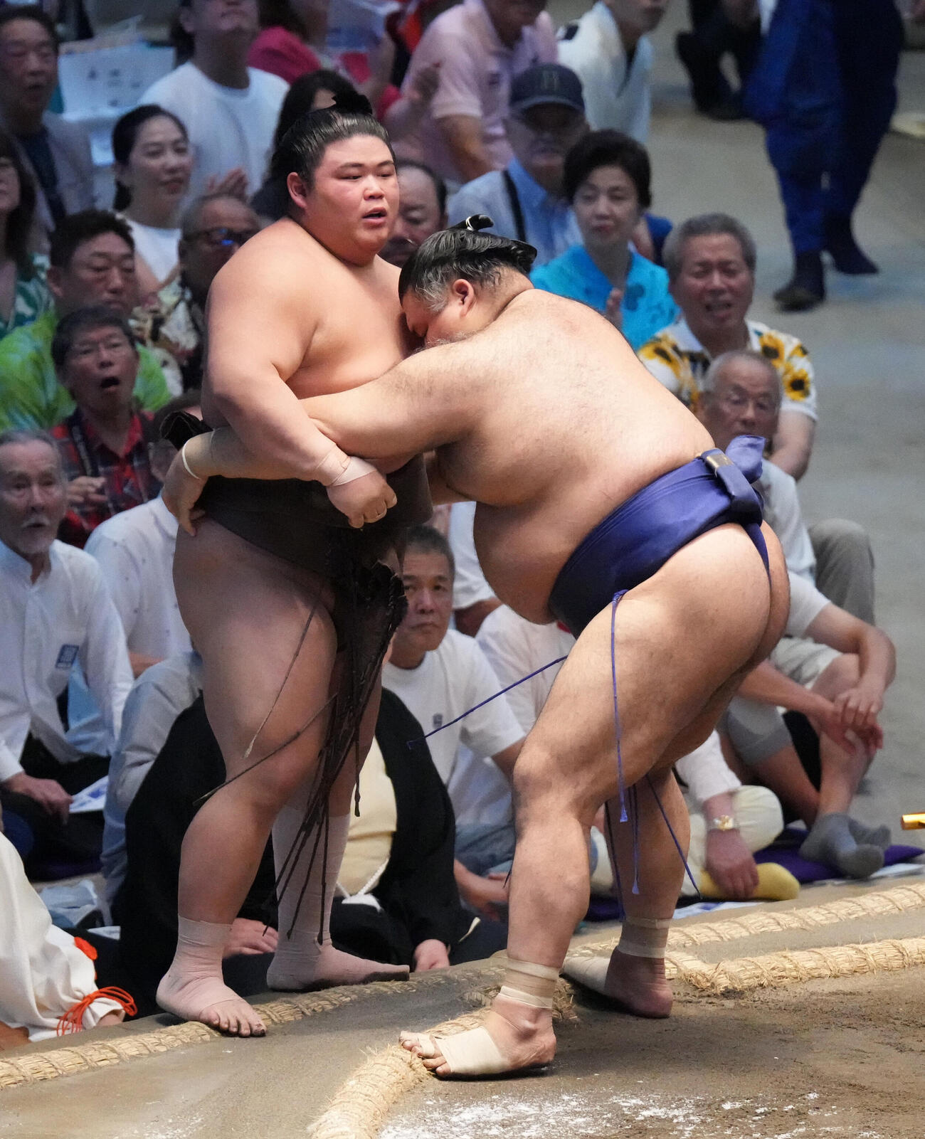 高安（右）は伯乃富士を寄り切りで破る（撮影・森本幸一）