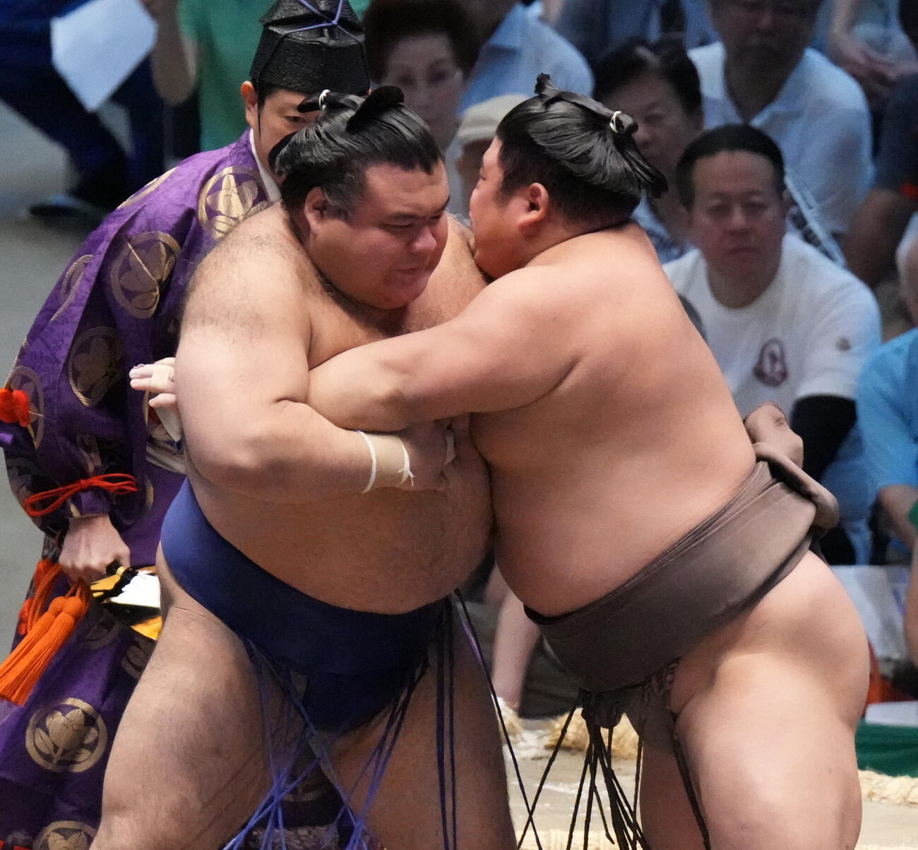 高安（左）は伯乃富士を攻める（撮影・森本幸一）