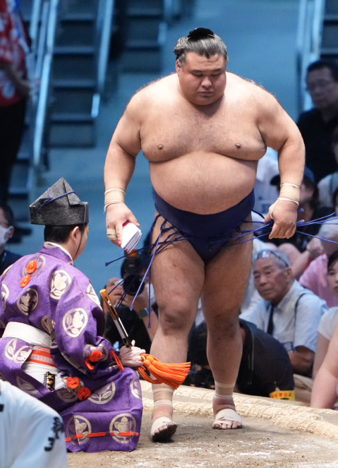 懸賞を手にする高安（撮影・小沢裕）