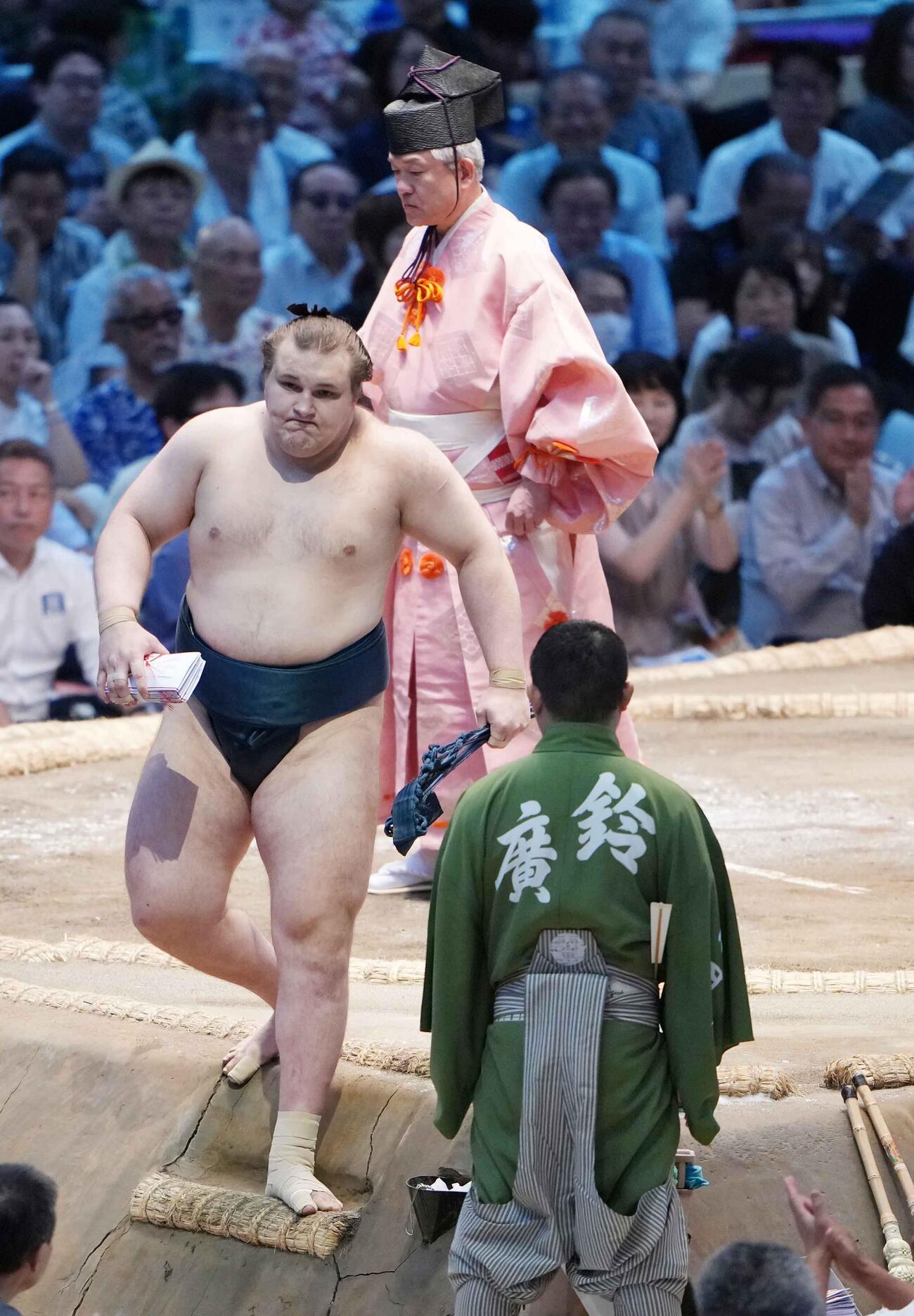 大関復帰を決めた安青錦は懸賞を手に土俵を下りる（撮影・小沢裕）
