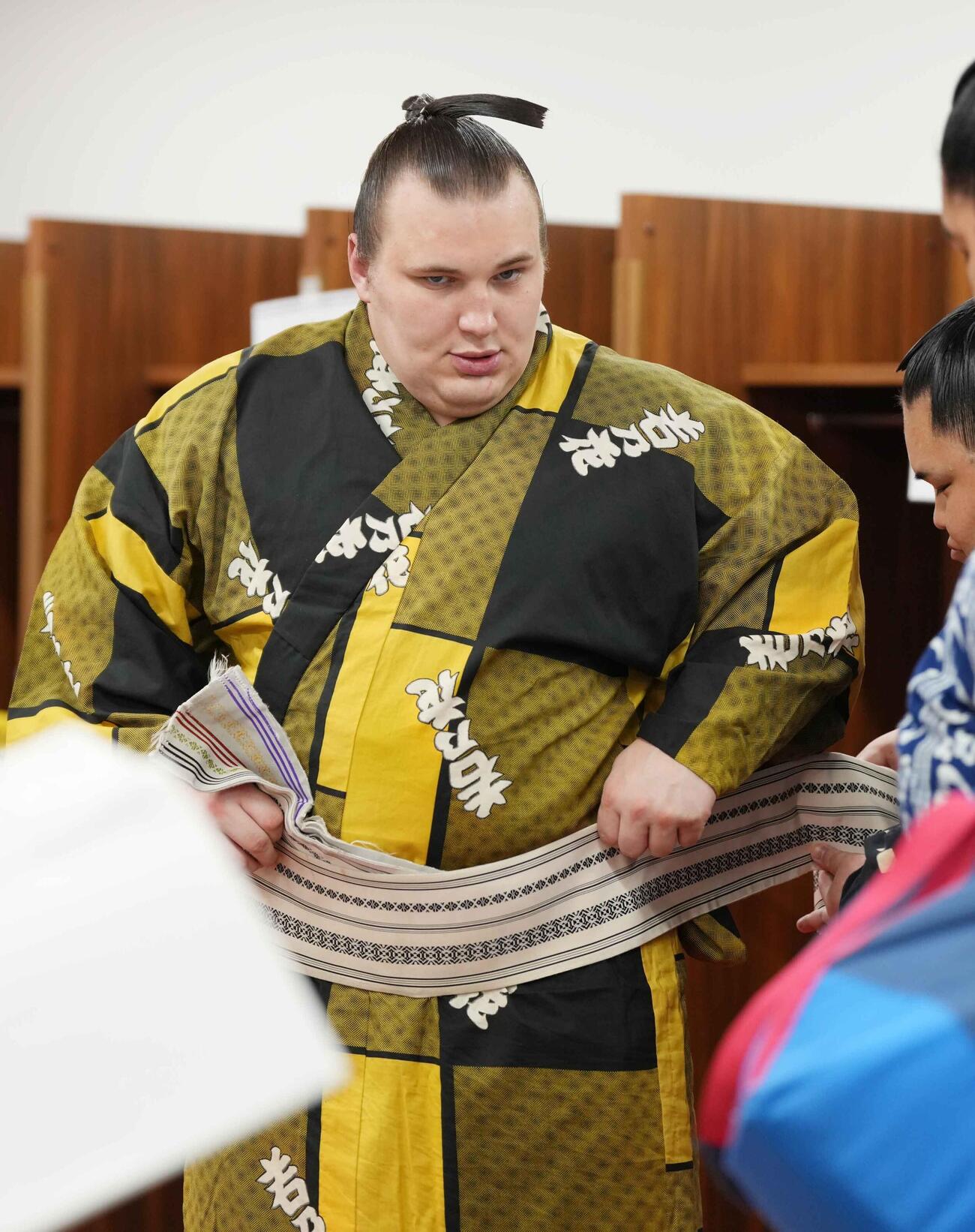 支度部屋で着替えをする安青錦（撮影・小沢裕）