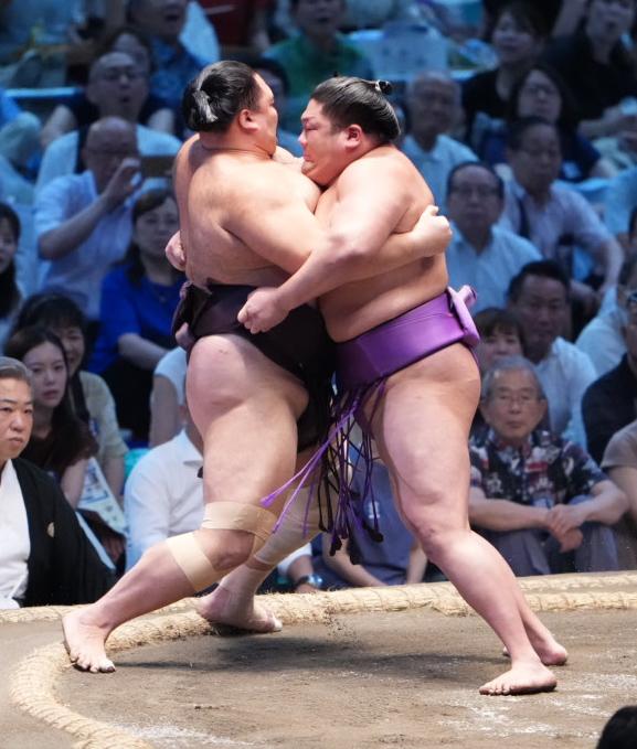 尊富士（右）は朝乃山を寄り切りで破る（撮影・小沢裕）
