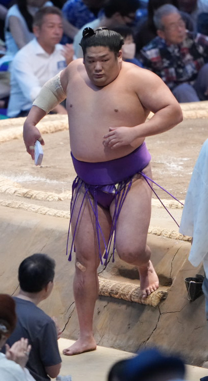 懸賞を手にする尊富士（撮影・小沢裕）
