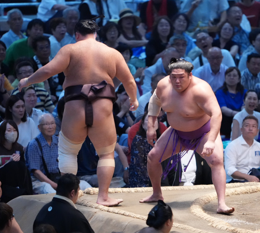 尊富士（右）は朝乃山を寄り切りで破る（撮影・小沢裕）