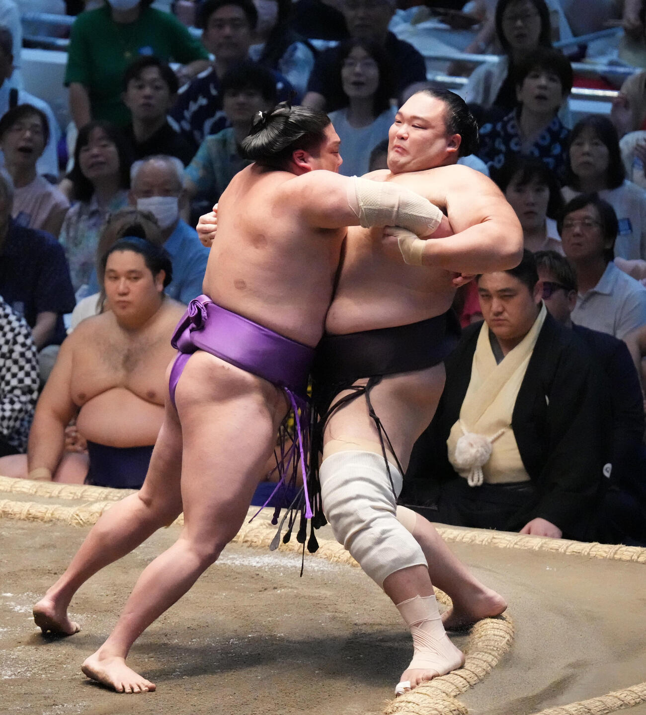 尊富士（左）は朝乃山を寄り切りで破る（撮影・森本幸一）