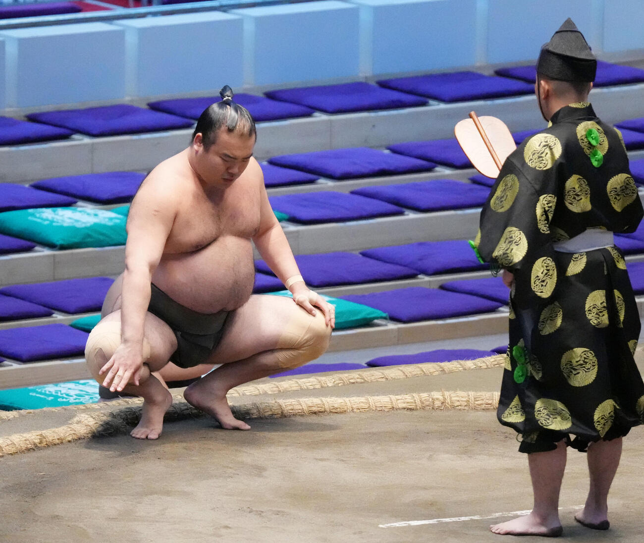 琴太豪（左）は原を寄り切りで破り勝ち名乗りを受ける（撮影・森本幸一）