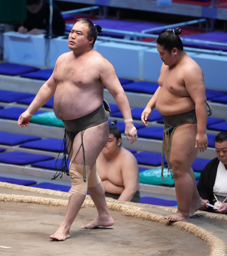 琴太豪（左）は原を寄り切りで破る（撮影・小沢裕）