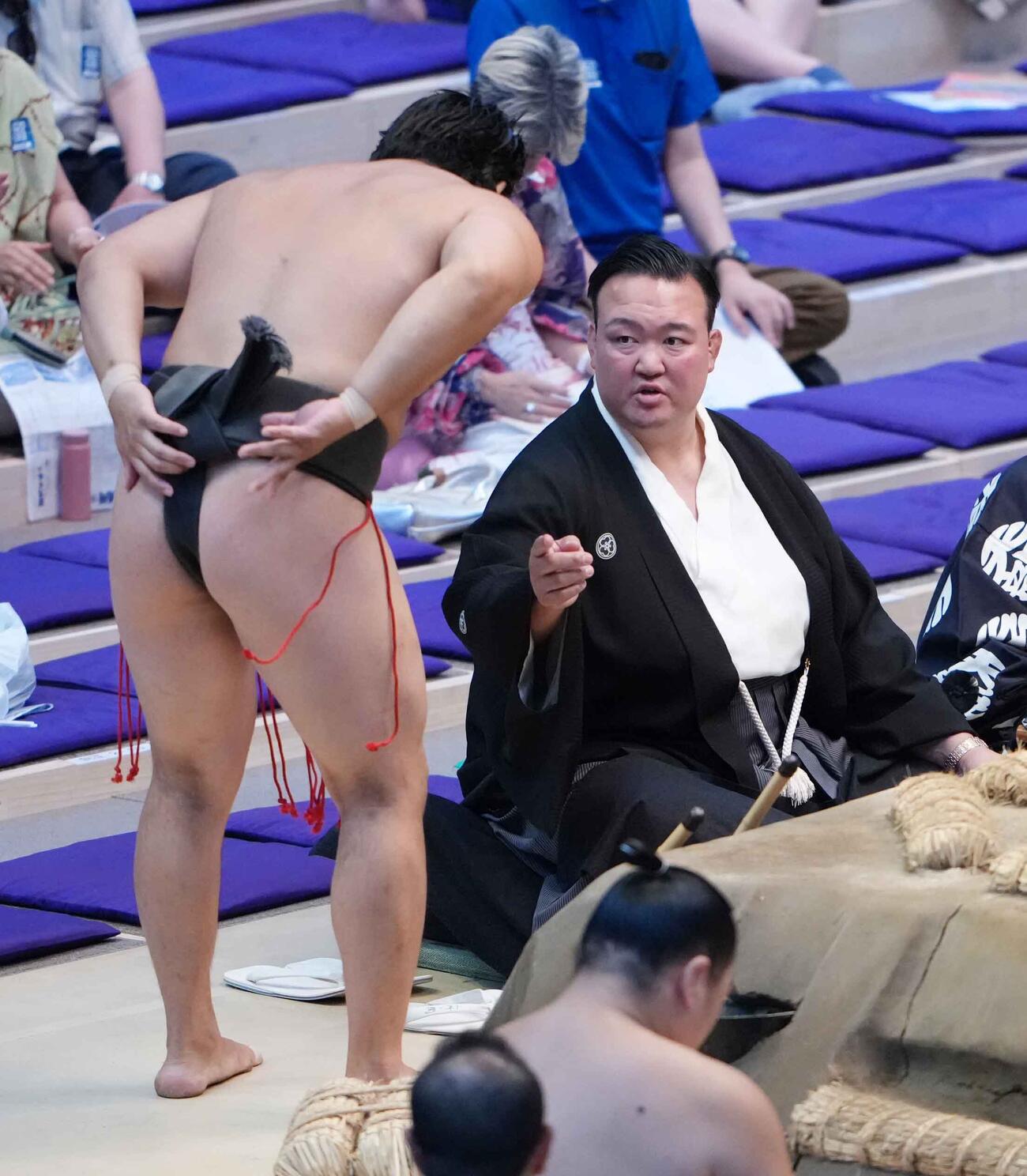 大森（左）は取組後に審判を務める二所ノ関親方から注意を受ける（撮影・小沢裕）