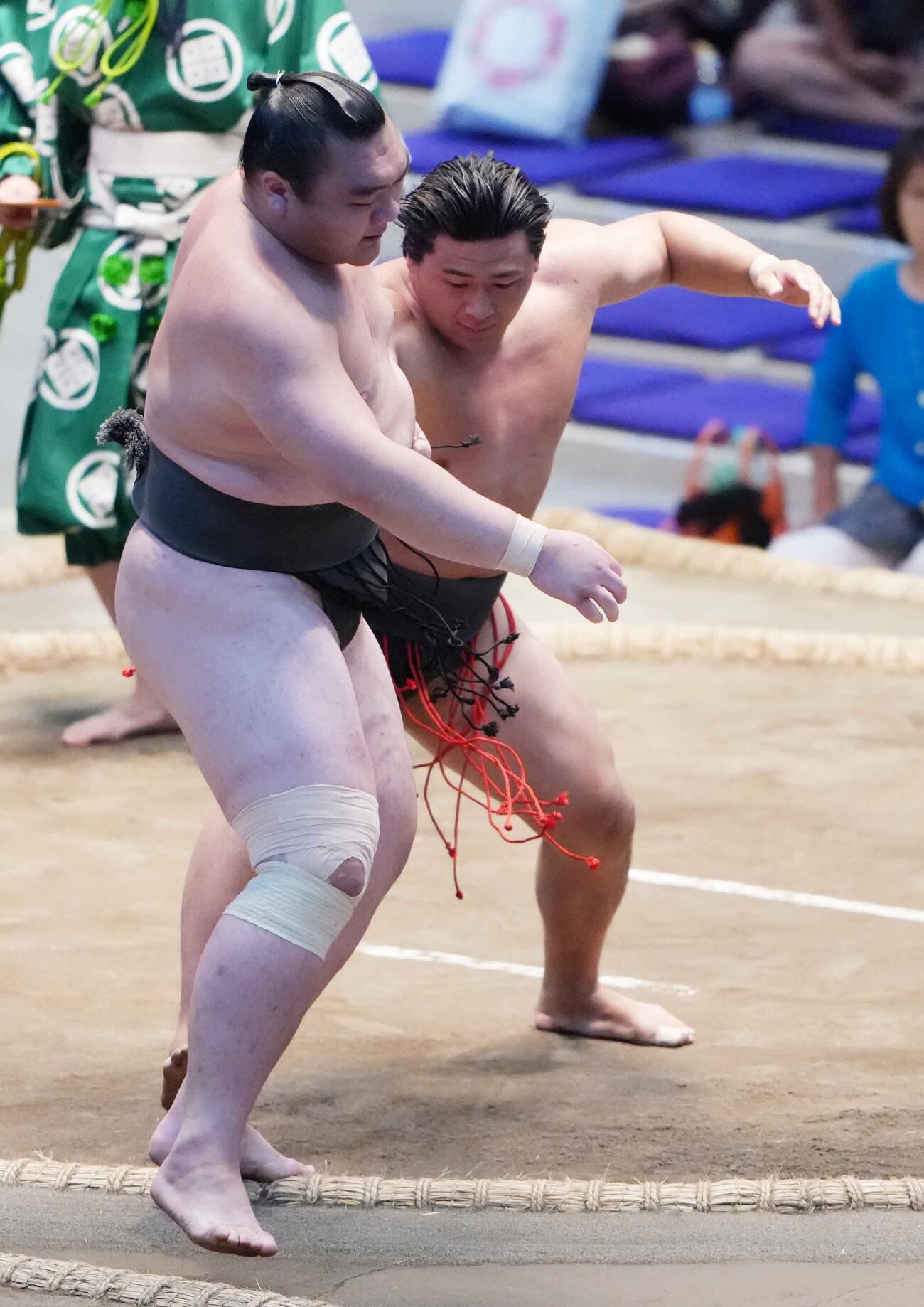 大森は峰刃（手前左）を押し出しで破る（撮影・小沢裕）